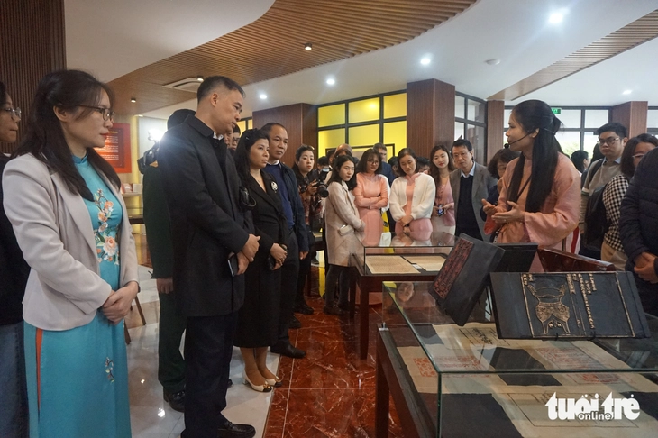 Cơ hội quý xem mộc bản khắc việc vua Gia Long cho đổi quốc hiệu thành Việt Nam