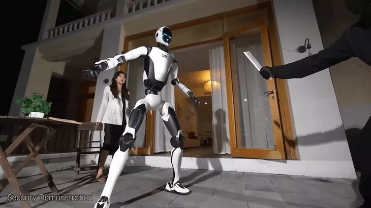 Trung Quốc ra mắt robot vệ sĩ có thể khống chế kẻ cầm dao, nhấc bổng ô tô